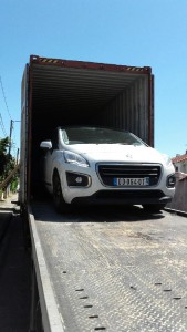 Déménagement d'une voiture dans un contenaire en direction des DOM TOM