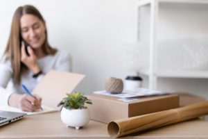Femme cherchant des astuces pour un Déménagement Économique